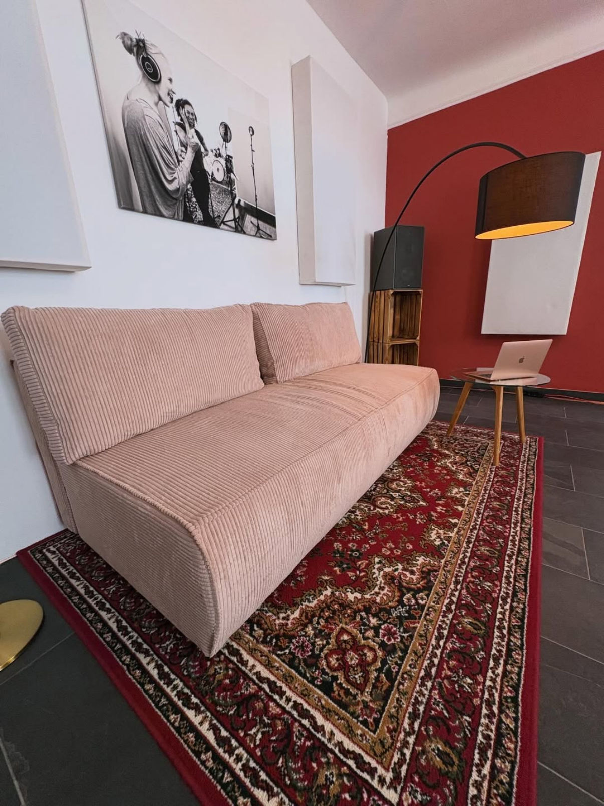 Atelier des Nordklang Musikatelier in Wien mit Sofa und Loungebereich